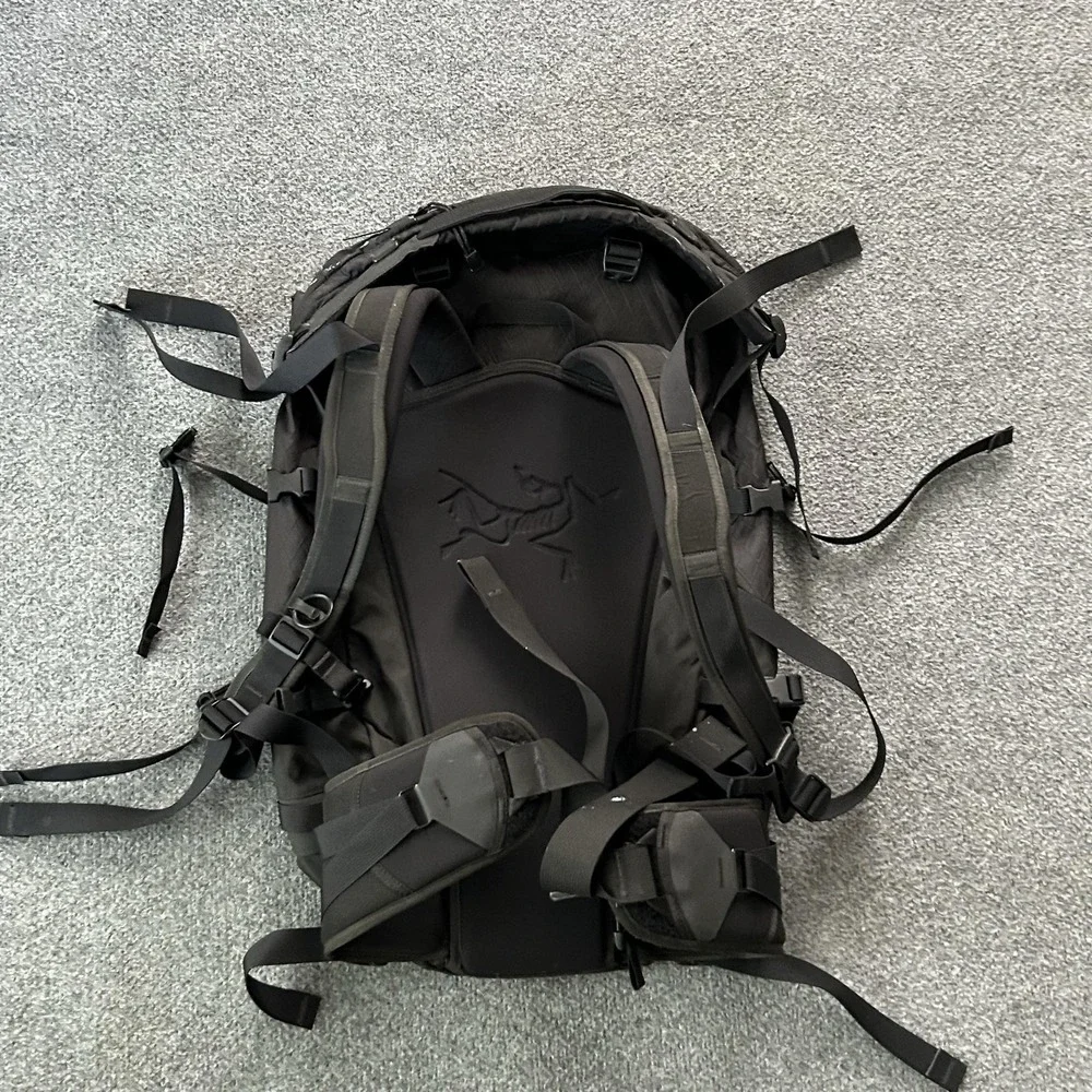Arc'teryx Needle 35 Backpack 35L Black Blue One Size Hiking Nylon Canada Daypack